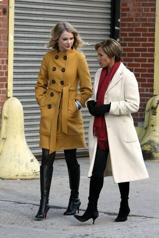 File:Taylor-Swift-Stiletto-Heeled-Boots 1.jpg