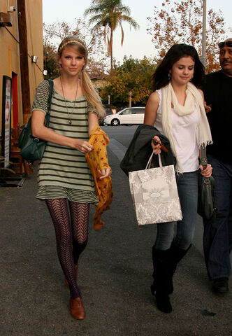 File:Taylor+and+Selena+s+lunch+date+-Grl7CoTOM5l.jpg