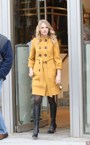 File:Taylor-Swift-Stiletto-Heeled-Boots 3.jpg