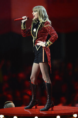 File:Taylor+Swift+MTV+EMA+2012+Show+hqyAuJ9SX7sl.jpg
