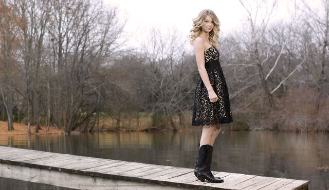 File:Taylor-Swift-In-Cute-Black-Dress-2560x1600.jpg