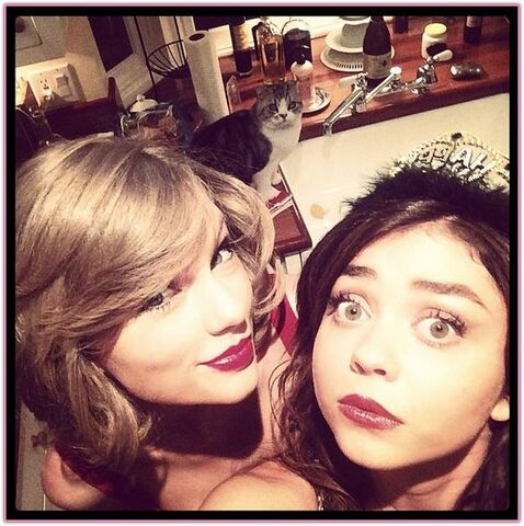 File:Sarah-hyland-taylor-swift.jpg