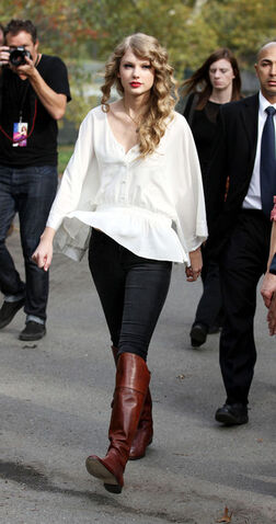File:Taylor+Swift+arrives+Central+Park+perform+8GY74T4fjSRl.jpg