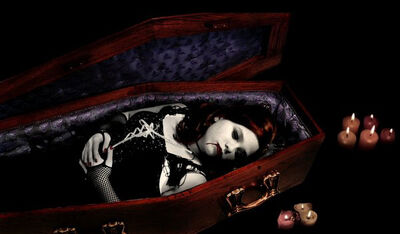 Vampire-Girl-in-Coffin