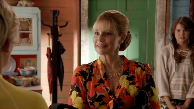 File:Antoinette shaking hands.png