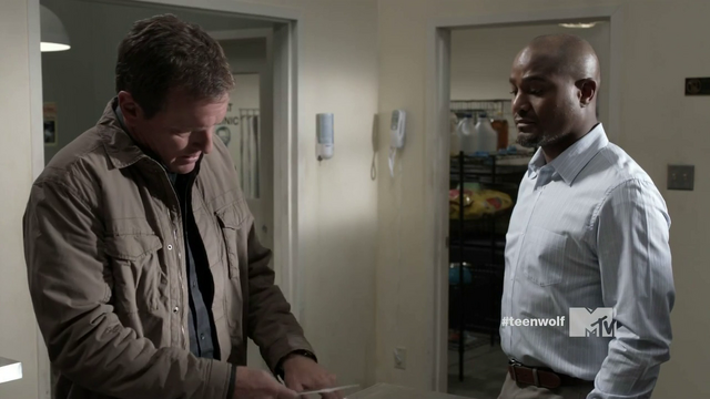 File:Sheriff Consults with Vet.png