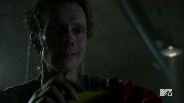 Datei:Teen Wolf Season 3 Episode 15 Galvanize Doug Jones William Barrow.png