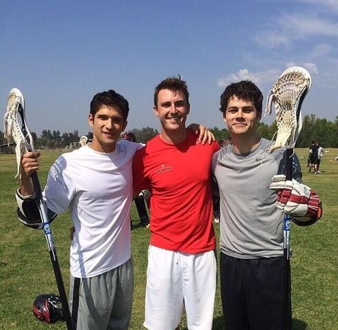Datei:Teen Wolf Season 4 Behind the Scenes Tyler Posey Dylan O'Brien guy lacross.jpg