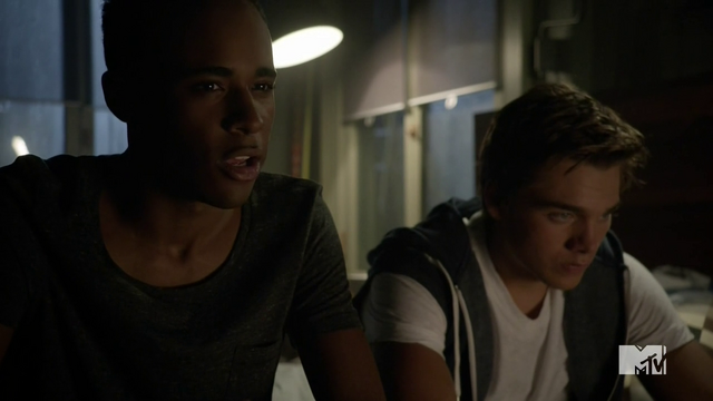 Datei:Teen Wolf Season 4 Episode 11 A Promise to the Dead Mason and Liam talk.png