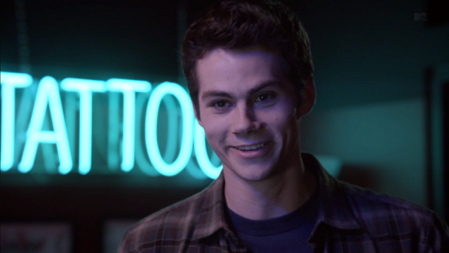 Archivo:Teen Wolf Season 3 Episode 1 Tattoo Dylan O'Brien Stiles.png
