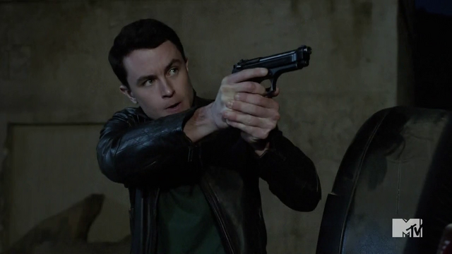 Datei:Teen Wolf Season 4 Episode 12 Smoke & Mirrors Parrish takes aim.png