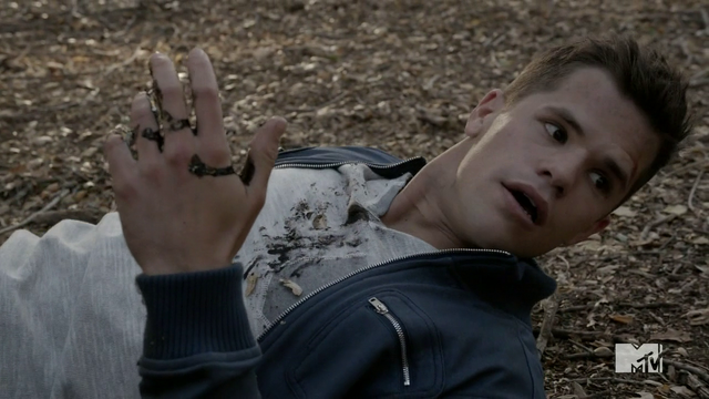 Datei:Teen Wolf Season 3 Episode 23 Insatiable Ethan hit with wolfsbane bullet.png
