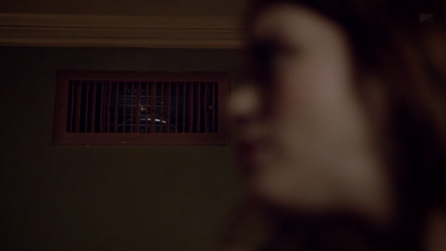 File:Teen Wolf Season 3 Episode 6 Motel California Holland Roden Lydia Martain Voices in the vent.png