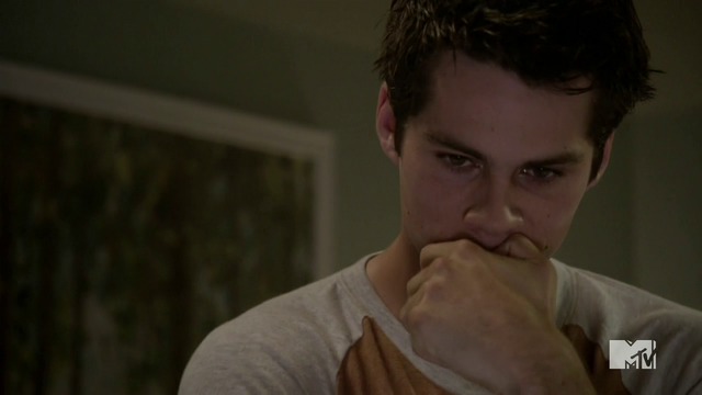 Datei:Teen Wolf Season 4 Episode 9 Perishable Stiles worries about money.png