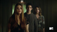 Holland-Roden-Tyler-Posey-Shelley-Hennig-Lydia-Scott-Malia-Teen-Wolf-Season-6-Episode-10-Riders-on-the-Storm