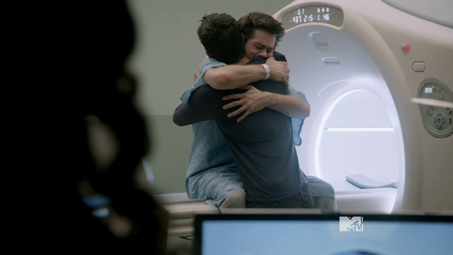 Datei:Teen Wolf Season 3 Episode 18 Riddled THE HUG Scott and Stiles.png
