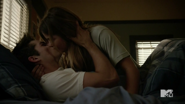 Datei:Teen Wolf Season 4 Episode 11 A Promise to the Dead Malia and Stiles Kiss.png