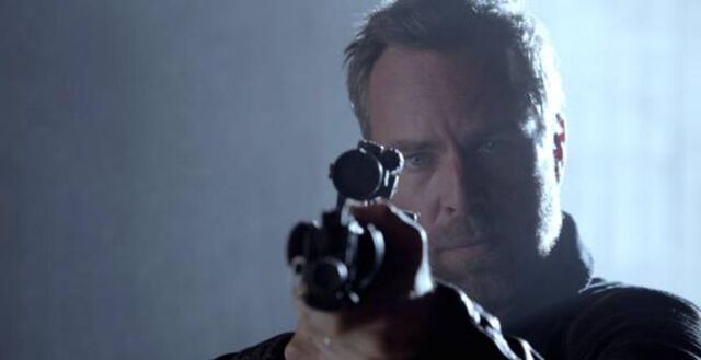 Datei:Teen-Wolf-Season-4-Episode-10-Chris.jpg