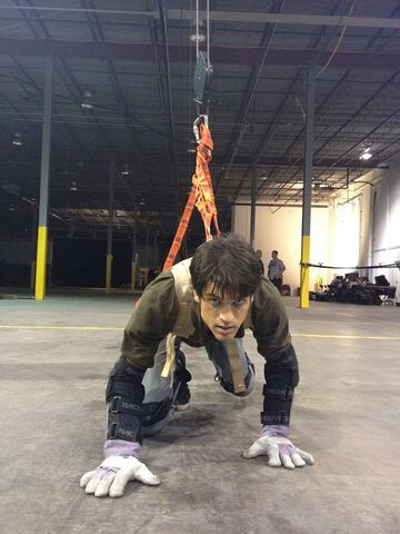 Datei:Behind-The-Scenes-teen-wolf-Season-2-stunt.jpg