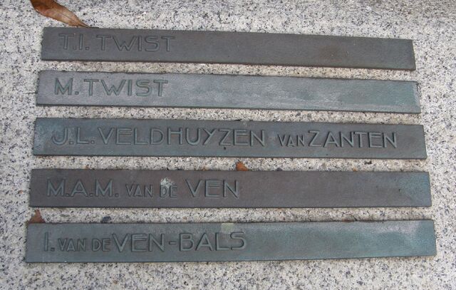 File:Grave.jpg