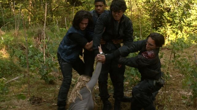 Fichier:Finn-Wells-Bellamy-Murphy-Saves-Clarke-Earth-Skills.jpg
