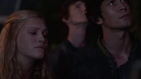 1x05-Twilight-s-Last-Gleaming-bellamy-and-clarke-the-100-37241623-500-281.jpg