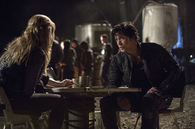 Fichier:The-100-season-2-episode-9-Camp-Clarke-Bellamy-2.jpg