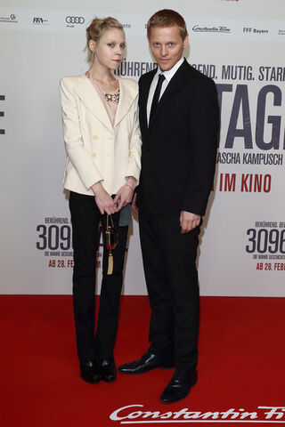 File:3096 premiere.jpg