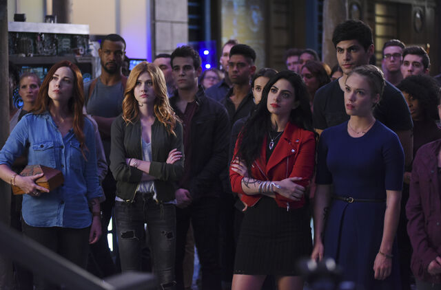 Fichier:Shadowhunters S02E01 001.jpg