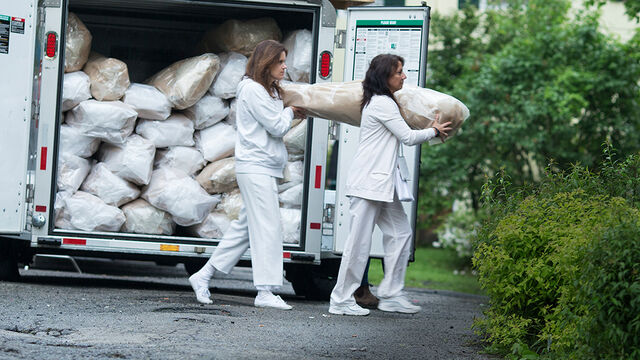 File:1x08 UnloadingBodies.jpg