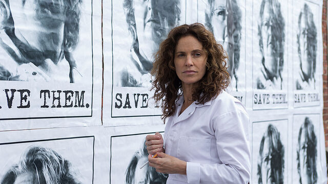 File:1x07 LaurieWithGladysPosters.jpg