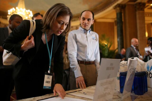File:1x06 NoraSigningIn.jpg