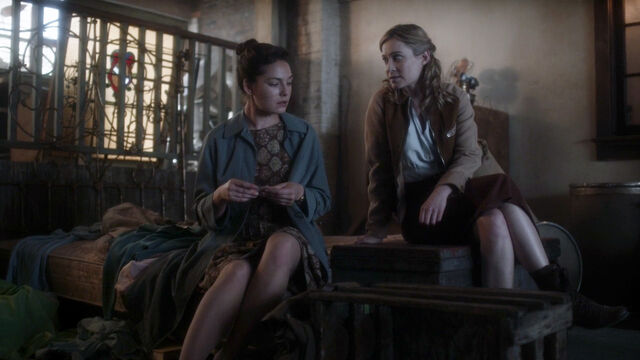 File:S01E05-JulianaKaren.jpg