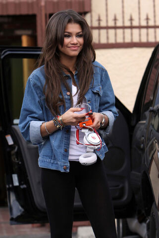 File:ZENDAYA-COLEMAN-Arrives-at-the-Dancing-With-The-Stars-Studios-in-Los-Angeles-5.jpg