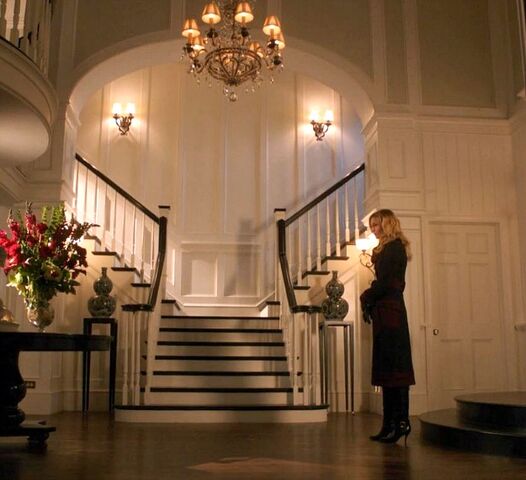 File:Emily-Thorne-in-Grayson-Manor-entry-hall-Revenge.jpg