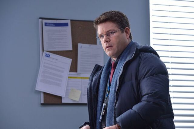 File:1x02-The-Box-Jim-Kent-the-strain-fx-37323154-700-466.jpg