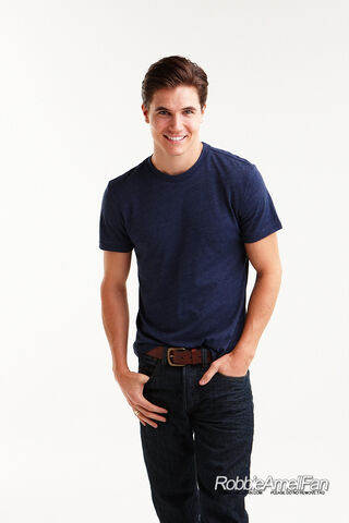 File:Robbie Amell 124.jpg