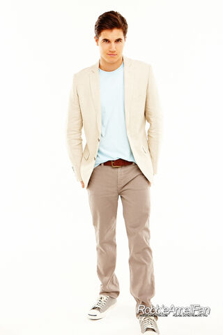 File:Robbie Amell 038.jpg