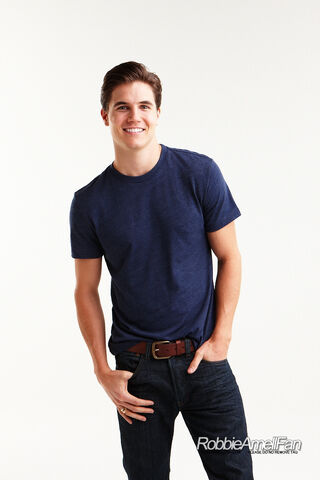 File:Robbie Amell 120.jpg
