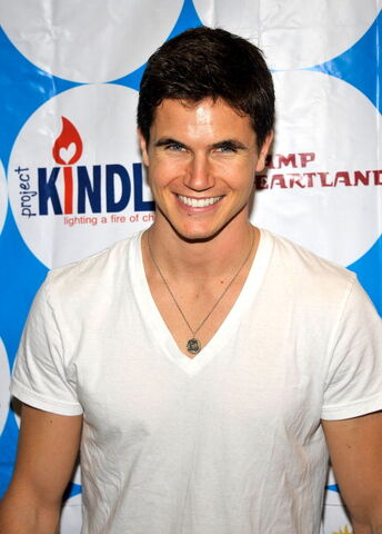 File:Robbie Amell 176.jpg