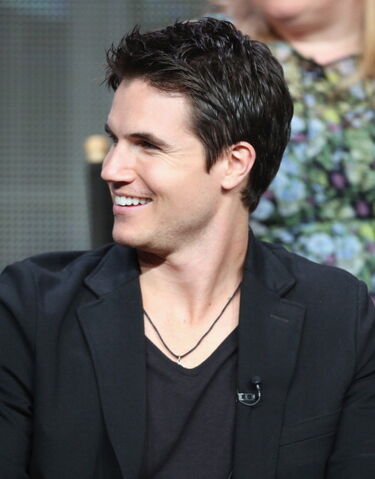File:Robbie Amell 211.jpg