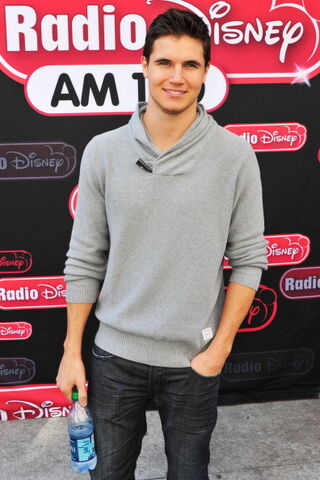 File:Robbie Amell 170.jpg
