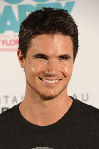 File:Robbie Amell 200.jpg