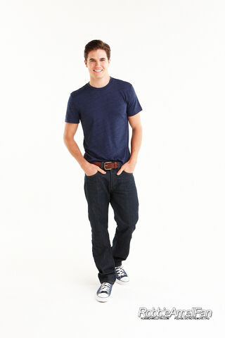 File:Robbie Amell 091.jpg