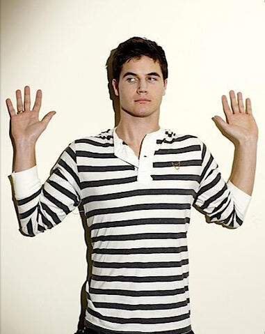 File:Robbie Amell 029.jpg