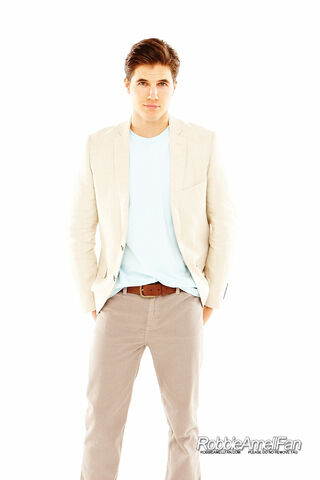 File:Robbie Amell 033.jpg