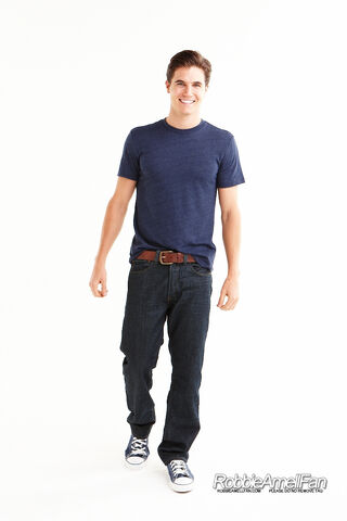 File:Robbie Amell 086.jpg