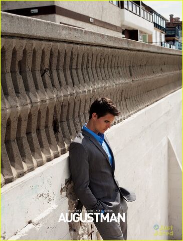 File:Robbie Amell 148.jpg