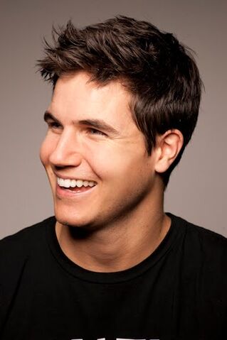 File:Robbie Amell 025.jpg