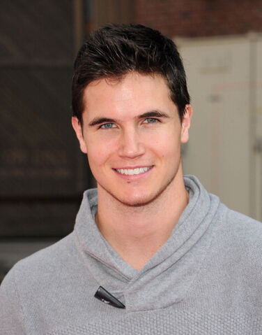 File:Robbie Amell 160.jpg